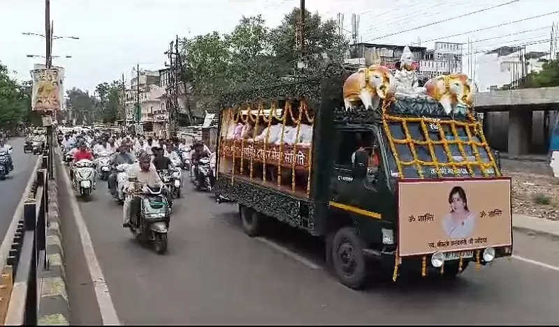 उज्जैनः पूर्व केंद्रीय मंत्री जटिया की पत्नी का अंतिम संस्कार, मुख्यमंत्री समेत कई मंत्री-विधायक हुए शामिल