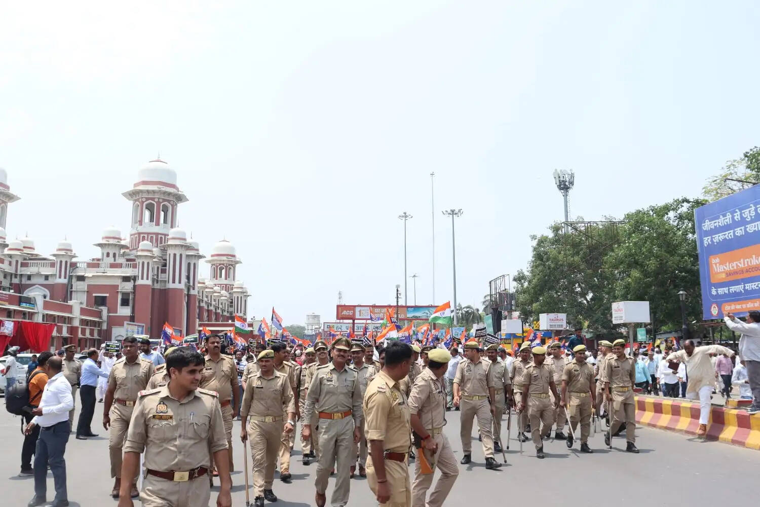 यूजीसी को लेकर अपना दल कमेरावादी का लखनऊ में प्रदर्शन, पल्लवी पटेल रेल इंजन पर चढ़ी