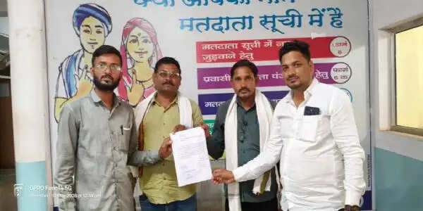 सार्वजनिक मूत्रालय को तोड़े जाने से बिफरे ग्रामीण, कलेक्टर से की शिकायत