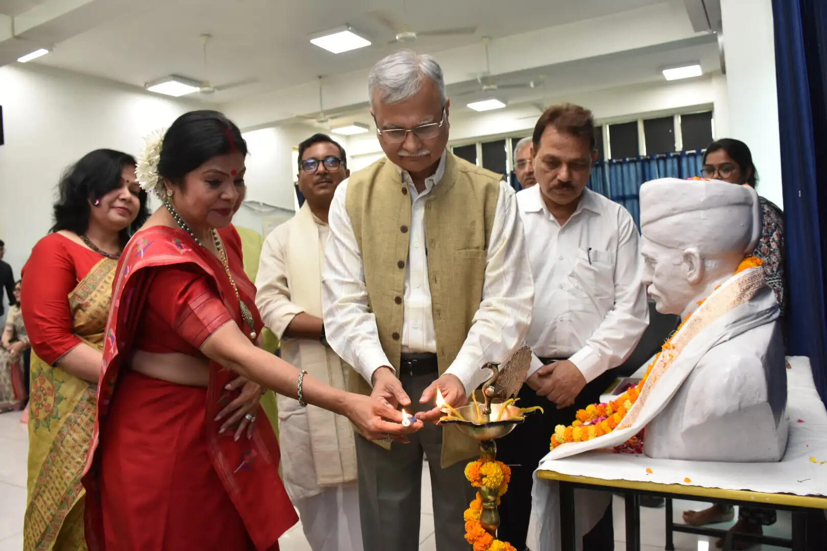 पुस्तकों की यह खूबी होती है कि पढ़ने वाला अपने दर्पण से समझता है और लिखने वाला अपने दर्पण से : प्रो. अजित कुमार चतुर्वेदी