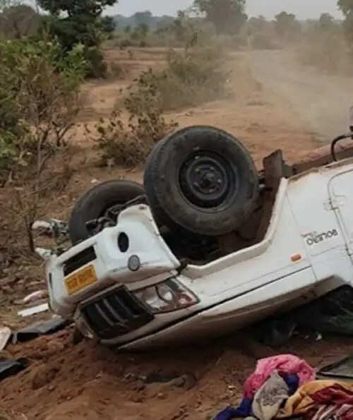 दंतेवाड़ा के भांसी में लोगों से भरी पिकअप पलटने से गर्भवती की हुई मौत