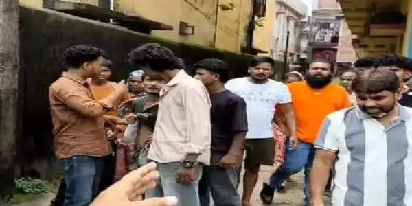 युवक ने महिला से छीने 14 हजार रुपये, लोगों ने पकड़कर की पिटाई
