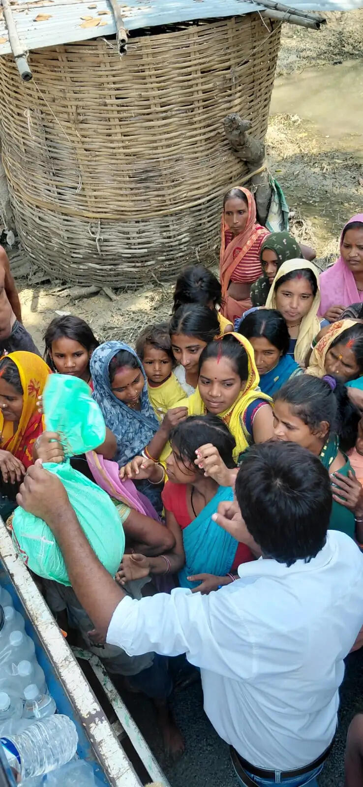 सारण में एनडीआरएफ एसडीआरएफ का रेस्क्यू जारी, बांटे जा रहे सूखे राशन