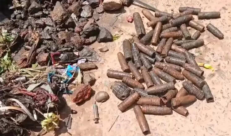 जबलपुर : कुएं की सफाई के दौरान मिले हैंड ग्रेनेड और कारतूस के खोखे, ओएफके ने किया खंडन