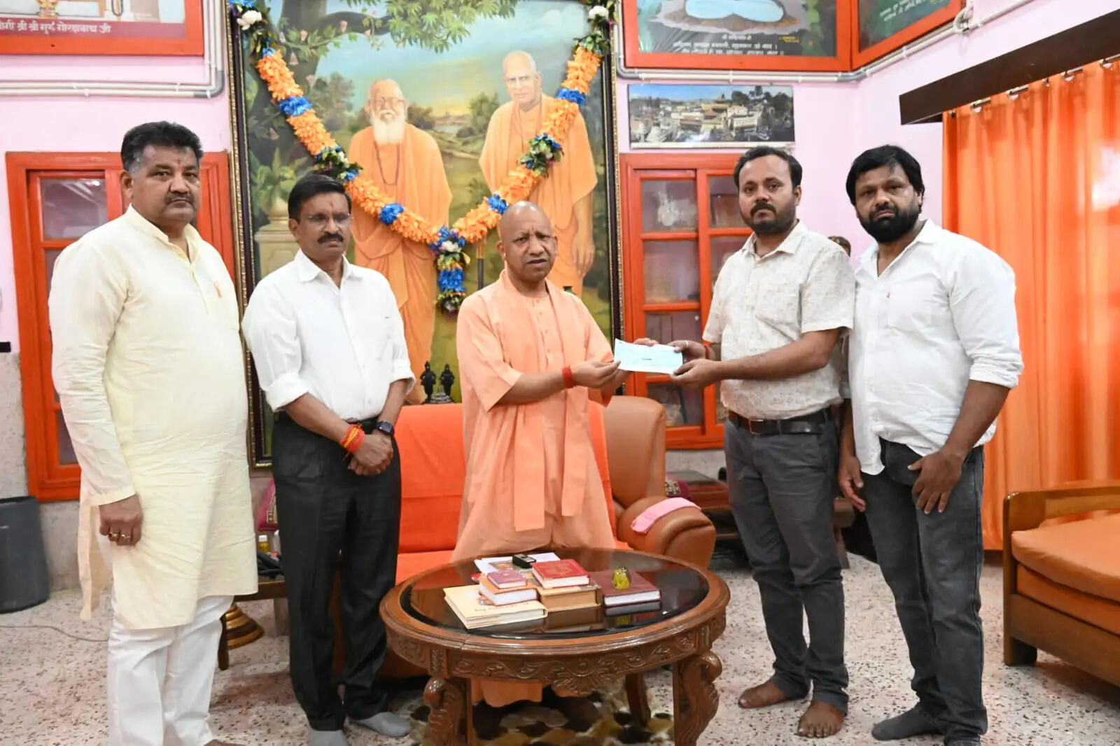 मुख्यमंत्री योगी ने आग लगने से प्रभावित दुकानदारों को दी आर्थिक सहायता