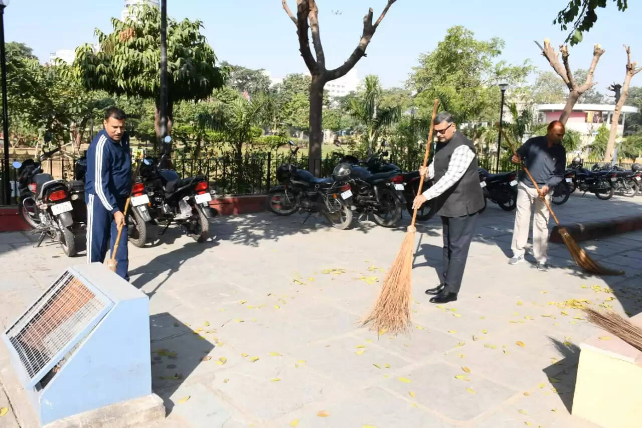 जयपुर पुलिस कमिश्नर ने झाड़ू लगाकर दिया स्वच्छता का संदेश