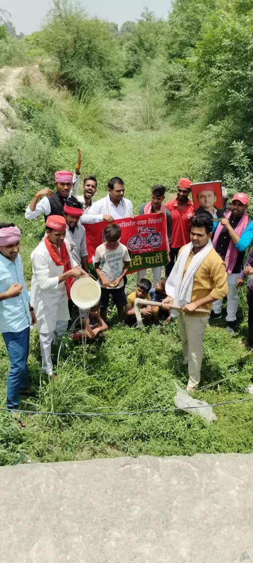 शारदा सहायक नहर में बाल्टी से पानी छोड़कर किया प्रदर्शन