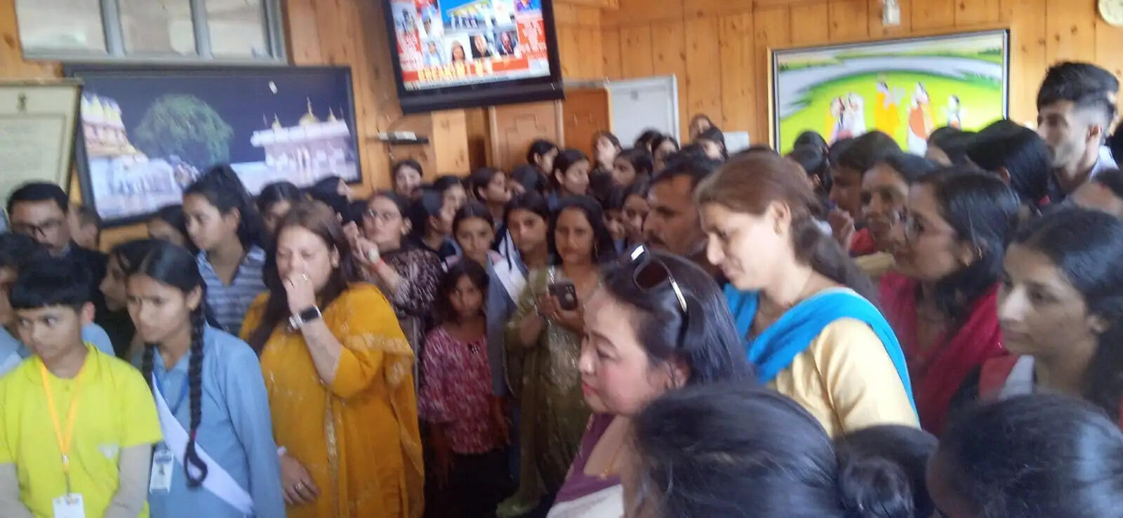 धर्मशाला गर्ल्स स्कूल को मर्ज करने के फैसले पर भड़के छात्र-अभिभावक सड़कों पर उतरे