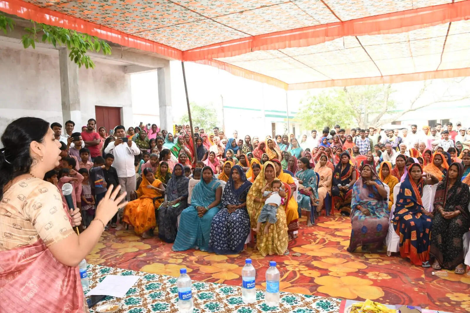 डीएम के विशेष अभियान से मूसहर बस्तियों में पहुंची सरकारी योजनाएं