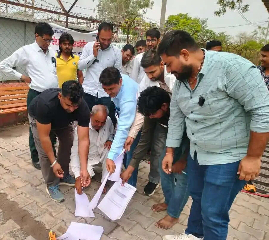 पानीपत: हरियाणा एग्रो डिस्कॉम नोटिफिकेशन की बिजलीकर्मी ने जलाई प्रतियां