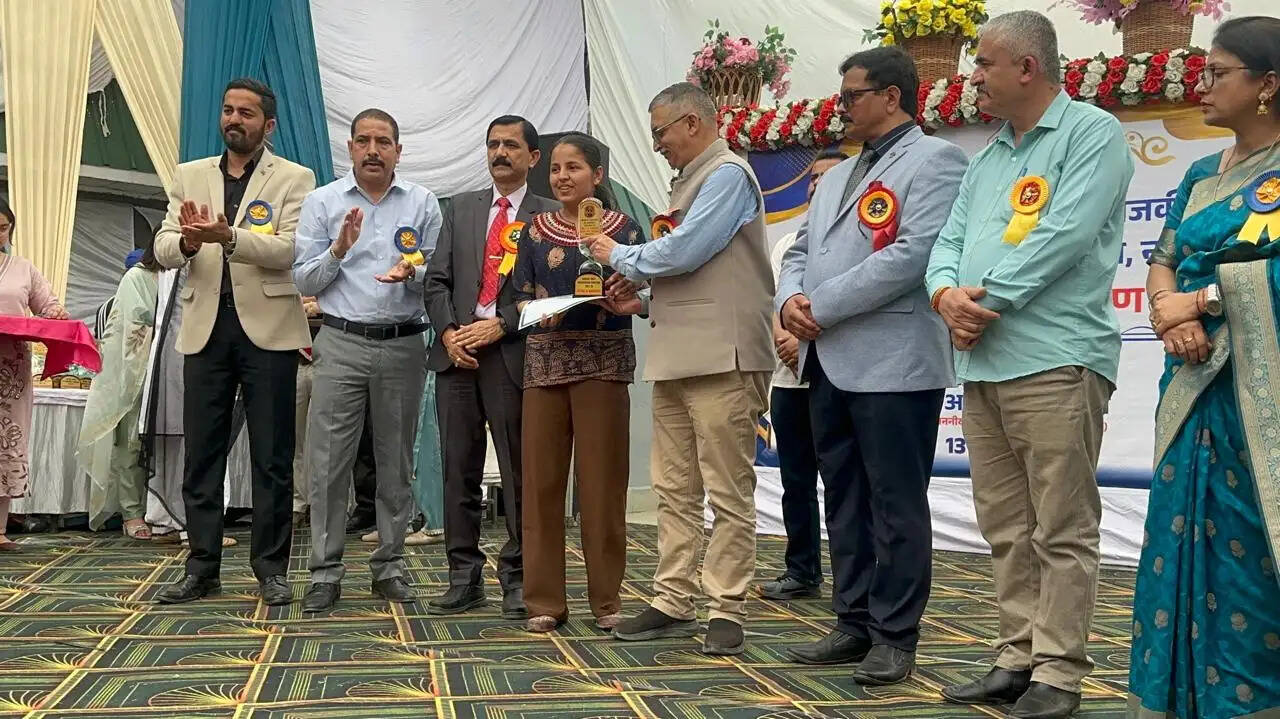 नाहन कॉलेज में वार्षिक पारितोषिक वितरण समारोह, मेधावी विद्यार्थियों को किया सम्मानित