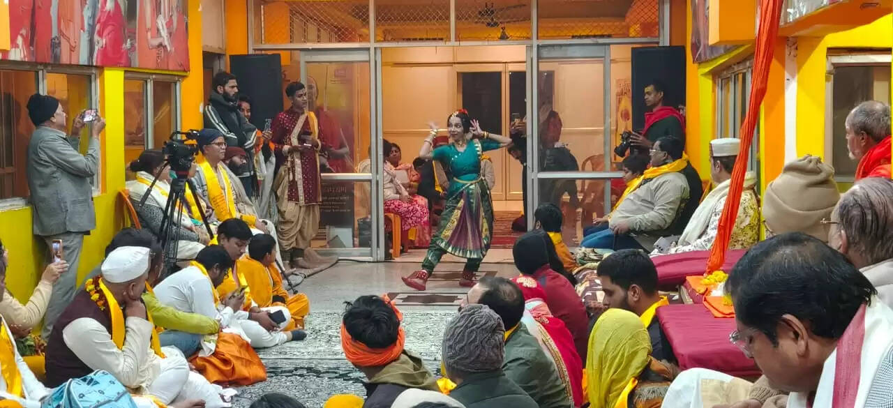 टीवी सीरियल के कलाकारों ने शंकराचार्य स्वामी अविमुक्तेश्वरानंद से लिया आशीर्वाद