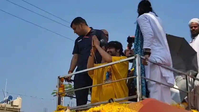 हिन्दू पर मुसीबत आए तो घर से निकलना, छत पर खड़े मत रहना : पं. धीरेंद्र शास्त्री