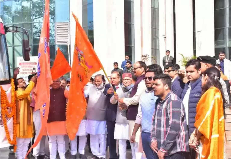भारत-नेपाल के सीमावर्ती गाँवों के लिए रवाना हुई गुरु गोरखनाथ स्वास्थ्य सेवा यात्रा