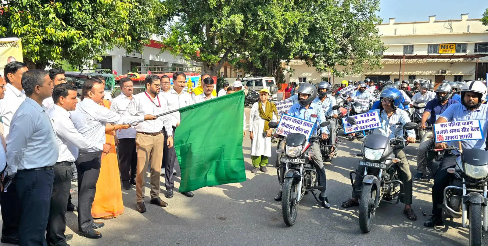 गांधी-शास्त्री जयंती पर सड़क सुरक्षा जागरूकता रैली, डीएम ने दिखाई हरी झंडी