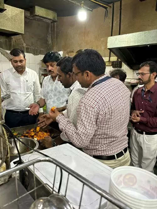 विशेष अभियान के अंतर्गत जयपुर अजमेर रोड स्थित दो प्रतिष्ठानों (रेस्टोरेंट) पर कार्रवाई