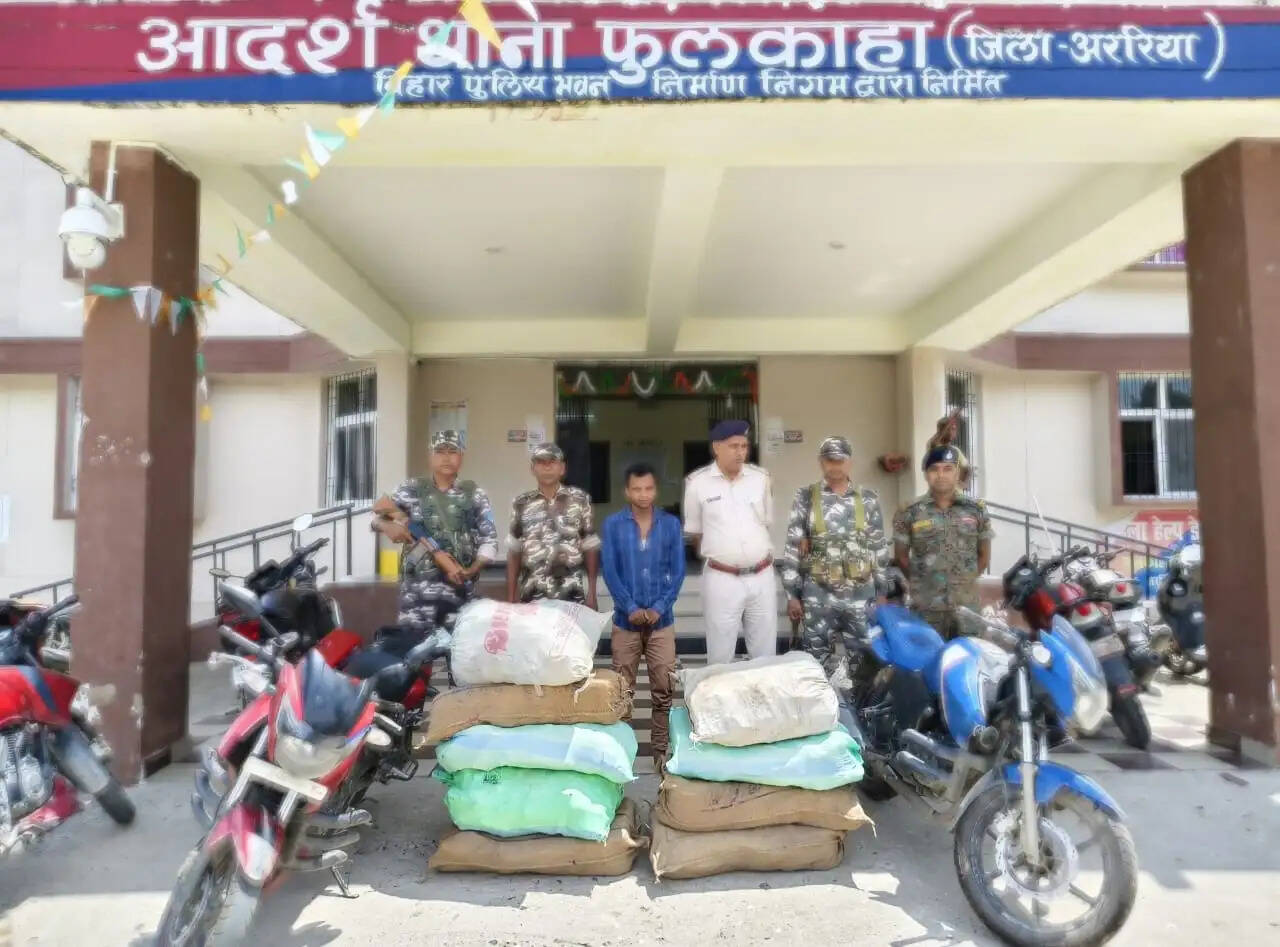 नेपाली शराब, दो बाइक और मोबाइल के साथ एक तस्कर गिरफ्तार