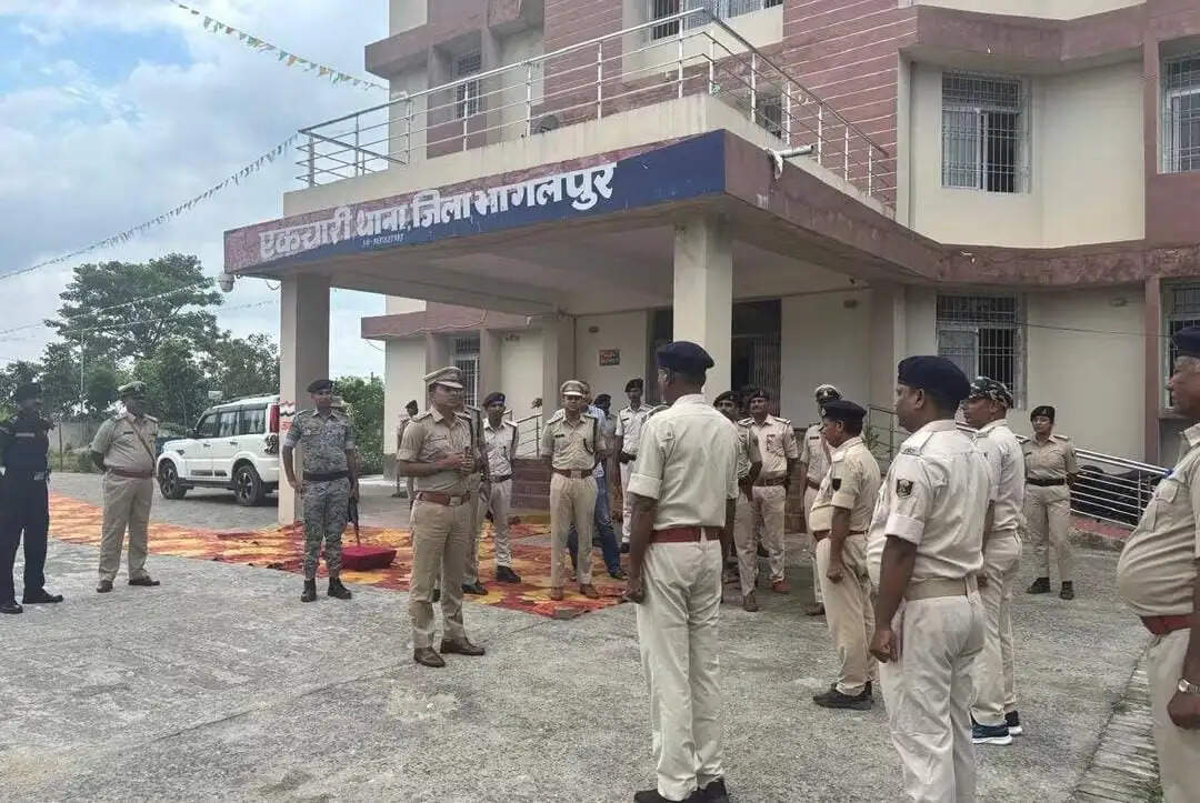 एसएसपी ने एकचारी और बुद्धुचक थाने का किया निरीक्षण, लापरवाही पर दिए सख्त निर्देश