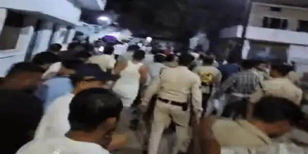 छतरपुर में सड़क हादसे के बाद हिंसा,&nbsp;5 घंटे तक चला बवाल, पुलिस पर भी पथराव, 4 आरोपी गिरफ्तार