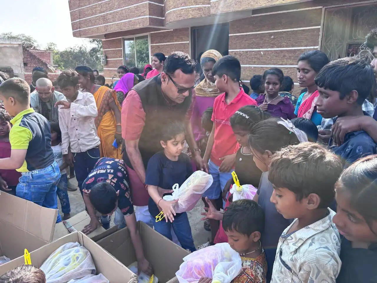 हरिलीला चेरिटेबल ट्रस्ट ने सबरियाडेरा के बच्चों संग मनाई होली, खुशियों के रंगों से सजा पर्व