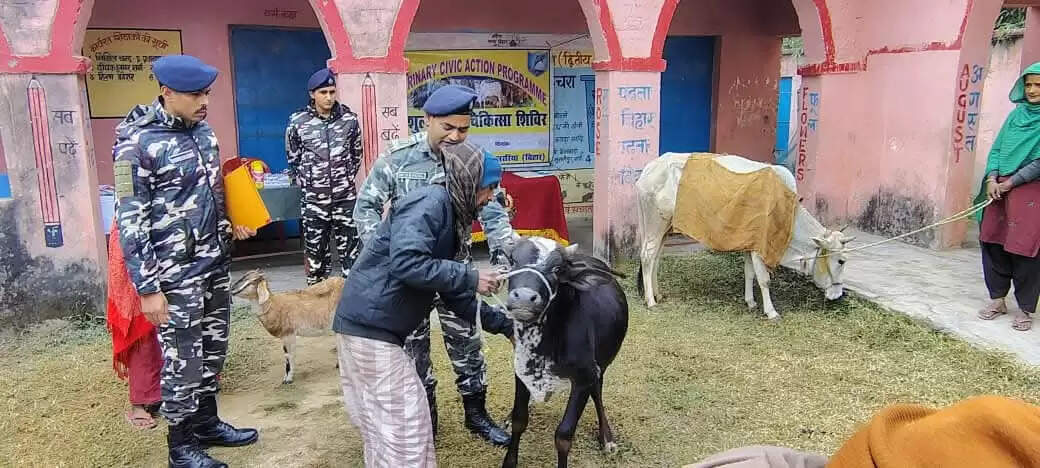 केलाबाड़ी में एसएसबी ने लगाया निःशुल्क पशु चिकित्सा शिविर