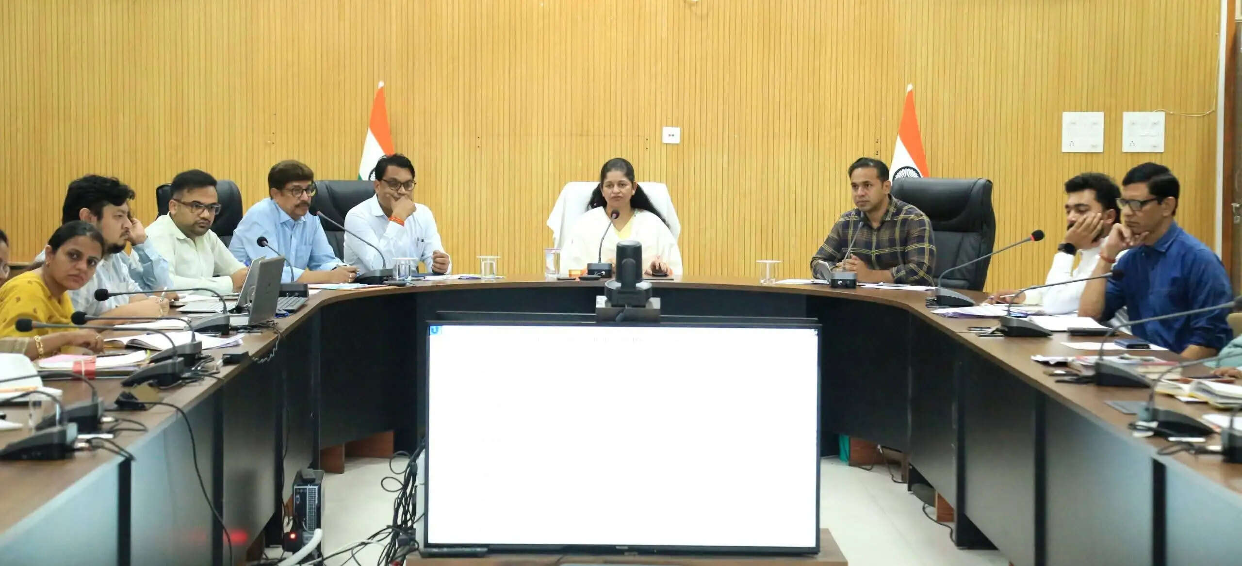 कलेक्टर प्रतिभा पाल की सख्ती: सिविल सर्जन और कर्रापुर सीएमओ का वेतन रोका
