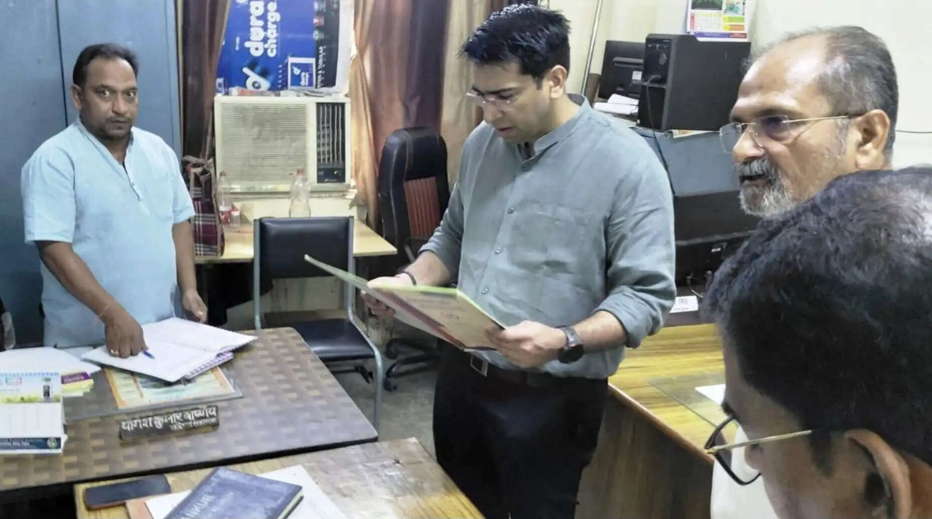 जिलाधिकारी&nbsp;ने&nbsp;विकास&nbsp;भवन&nbsp;का&nbsp;निरीक्षण&nbsp;किया,&nbsp;अनुपस्थित&nbsp;अफसराें&nbsp;पर&nbsp;कार्रवाई&nbsp;के&nbsp;निर्देश