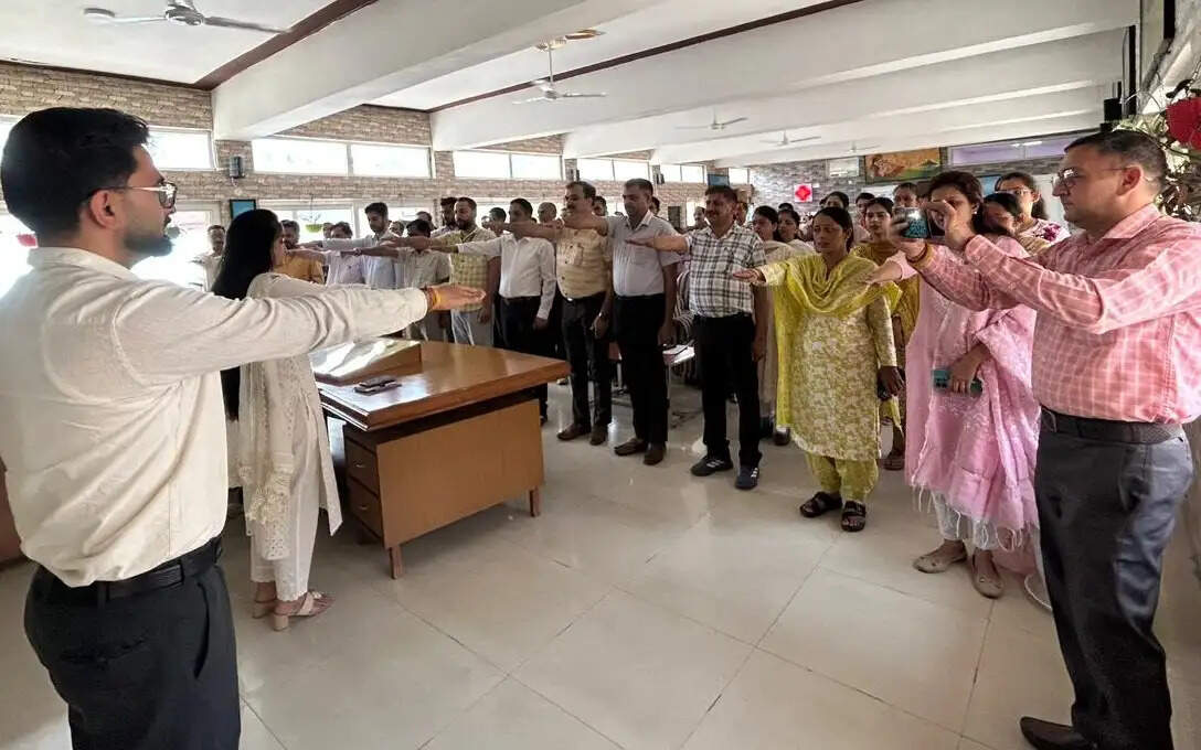 अधिकारियों-कर्मचारियों ने ली आतंकवाद का विरोध करने की शपथ