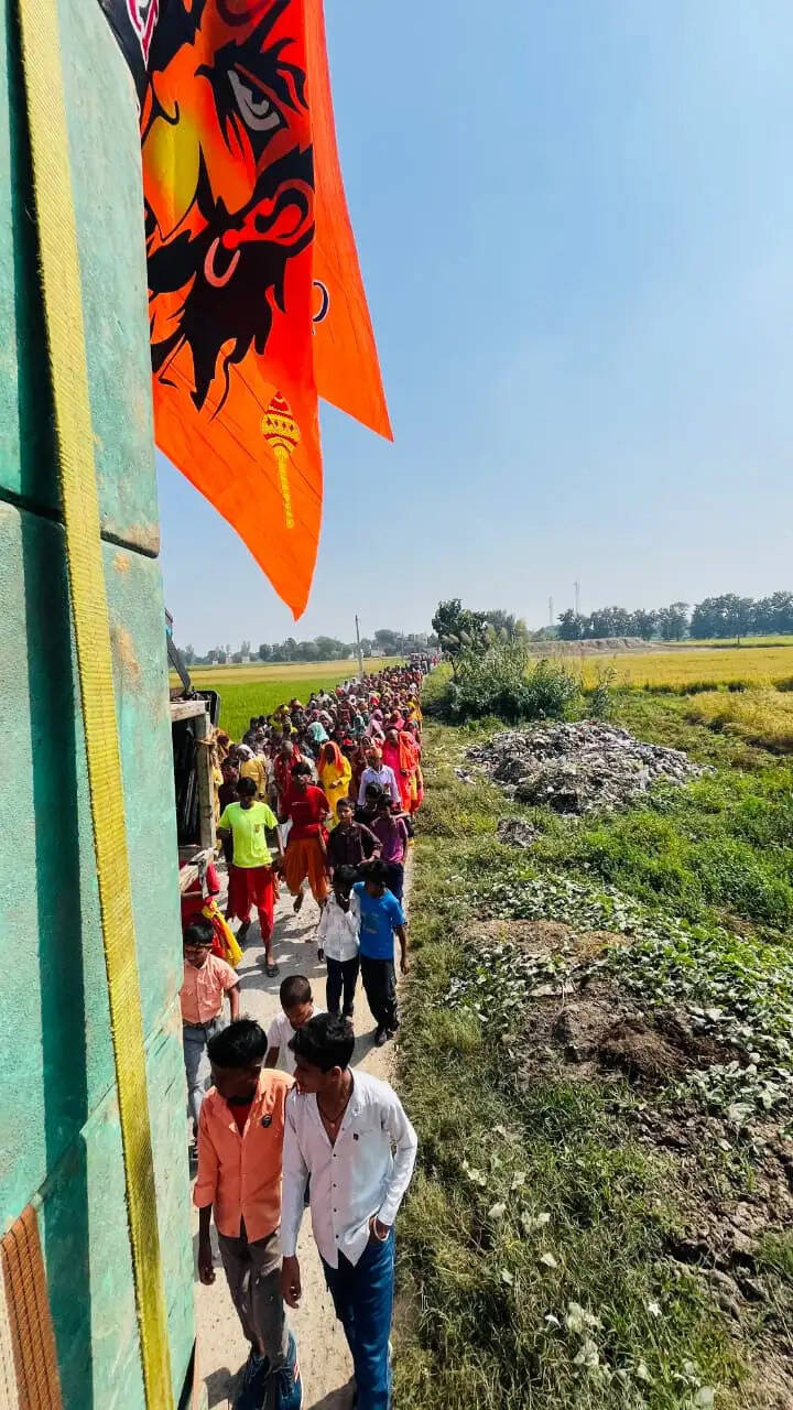 गणेश पूजन और नौ कन्याओं की आराधना के साथ निकली श्री श्री रुद्र महायज्ञ की भव्य कलश शोभायात्रा
