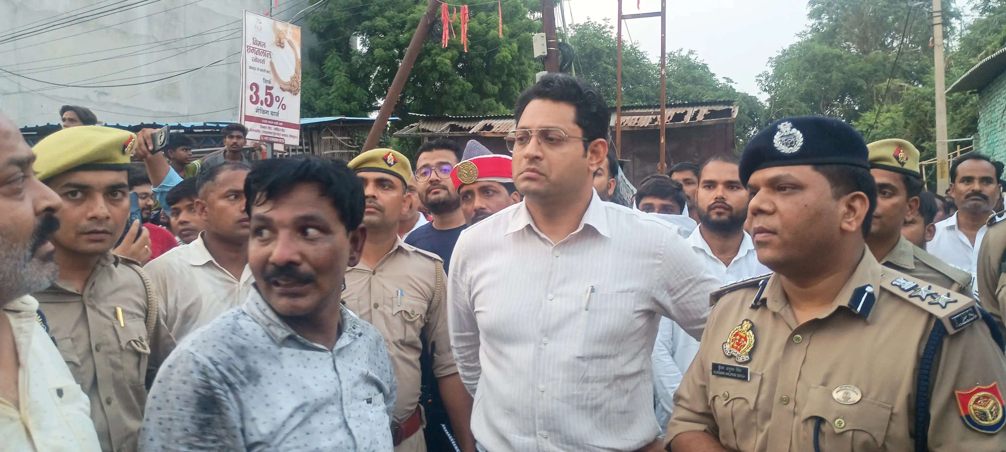जौनपुर में फर्नीचर शोरूम में भीषण आग, 14 से अधिक दमकल गाडियों ने घंटों की मशक्कत के बाद पाया काबू