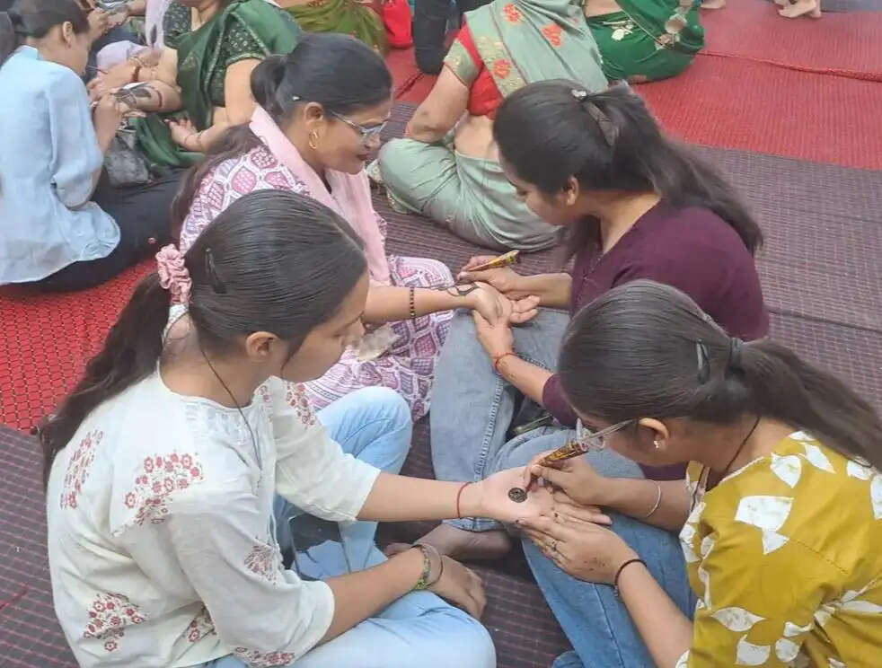 भक्तों ने लगाई श्याम के नाम की मेहंदी