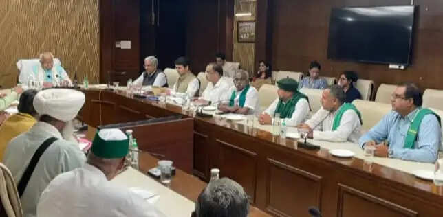 गुरुग्राम में केंद्रीय मंत्री मनोहर लाल ने की पंजाब के किसान संगठनों से बैठक, चार घंटे मांगों पर मंथन