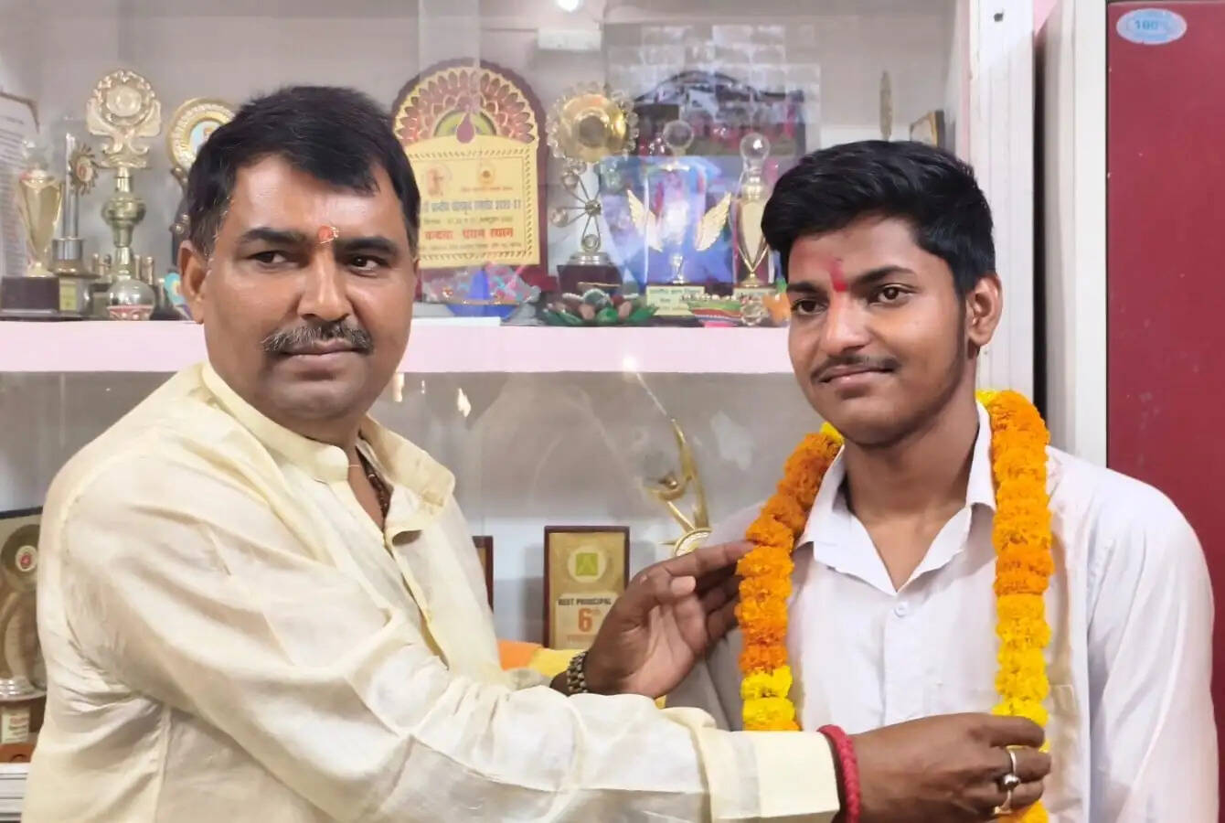 यूपी बोर्ड : सुल्तानपुर के आदर्श ने प्रदेश में बनाया दूसरा स्थान, आईएएस बन करेंगे देश सेवा