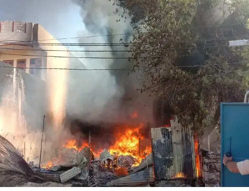 कबाड़ गोदाम में लगी भीषण आगः आगजनी में दस लाख रुपए का नुकसान