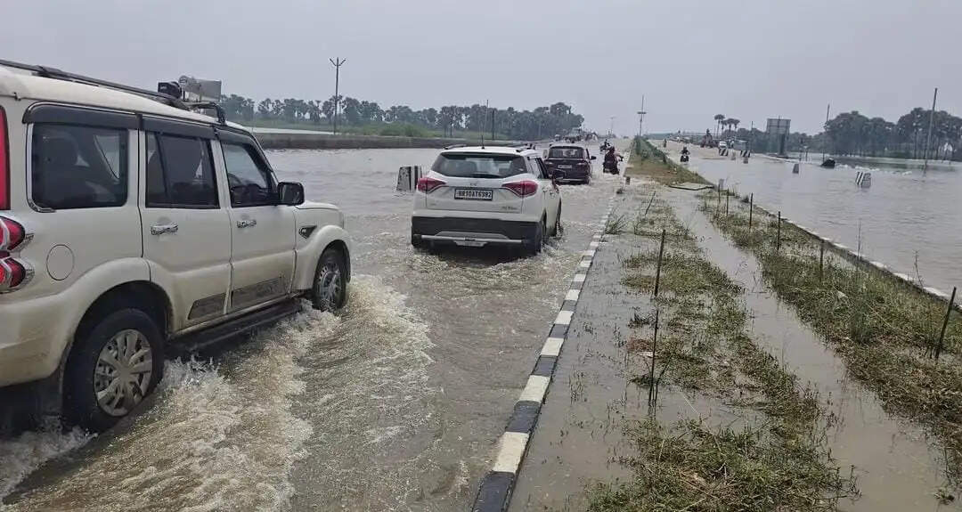 एनएच-80 के बाद मुंगेर-मिर्जाचौकी ग्रीनफील्ड फोरलेन भी डूबा, पटना से सड़क संपर्क टूटने का खतरा