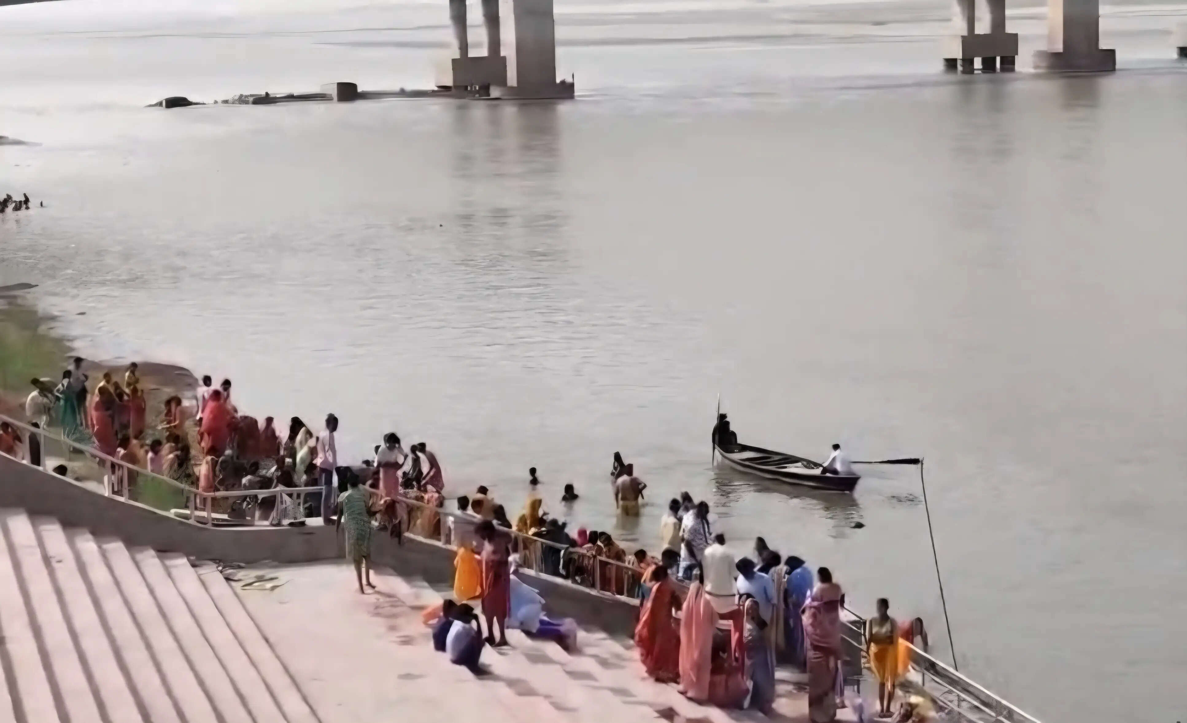 सारण में गंगा दशहरा पर श्रद्धालुओं ने सरयू और गंगा नदी में लगाई डुबकी