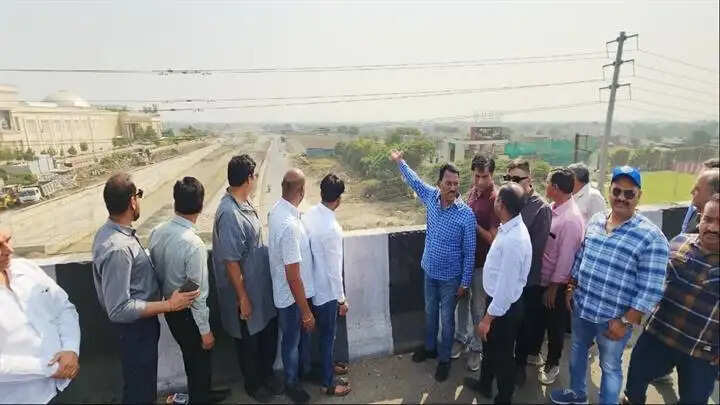 इंदौरः मंत्री सिलावट ने बायपास एमआर-10 जंक्शन फ्लायओवर का अधिकारियों के साथ किया निरीक्षण