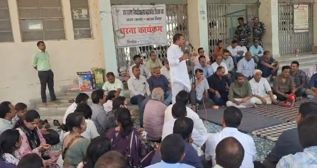 जेपीयू में&nbsp;सात घंटे उपस्थिति के आदेश के विरोध में धरना पर शिक्षक