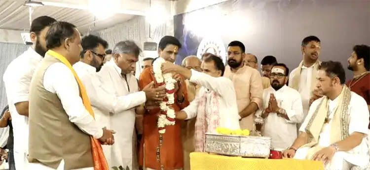 जीवन में भीतर और बाहर उजाले के लिए धर्म मार्ग का अनुसरण जरूरी : कुमार विश्वास