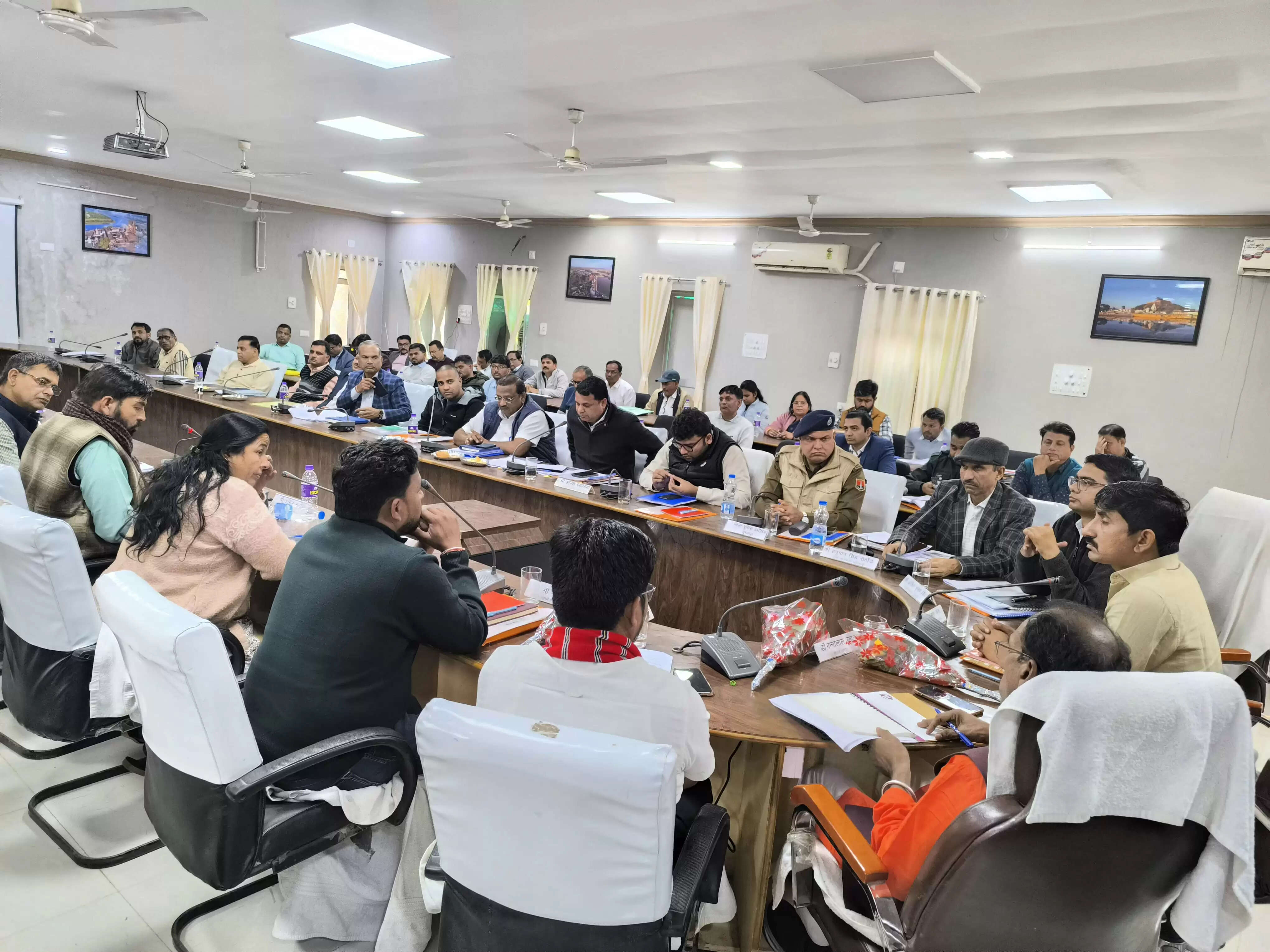 डूंगरपुर दिशा बैठक: विधायक- सांसदाें के बीच तीखी बहस, सुरक्षाकर्मियों ने किया बीच-बचाव