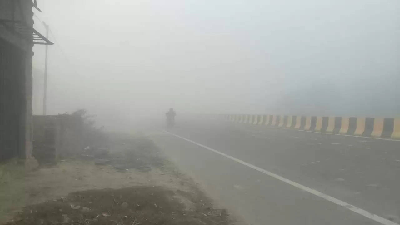 जौनपुर में छाया घना कोहरा जन जीवन अस्त व्यस्त, सड़को पर लाइट जलाकर चलते हुए गाड़ियां