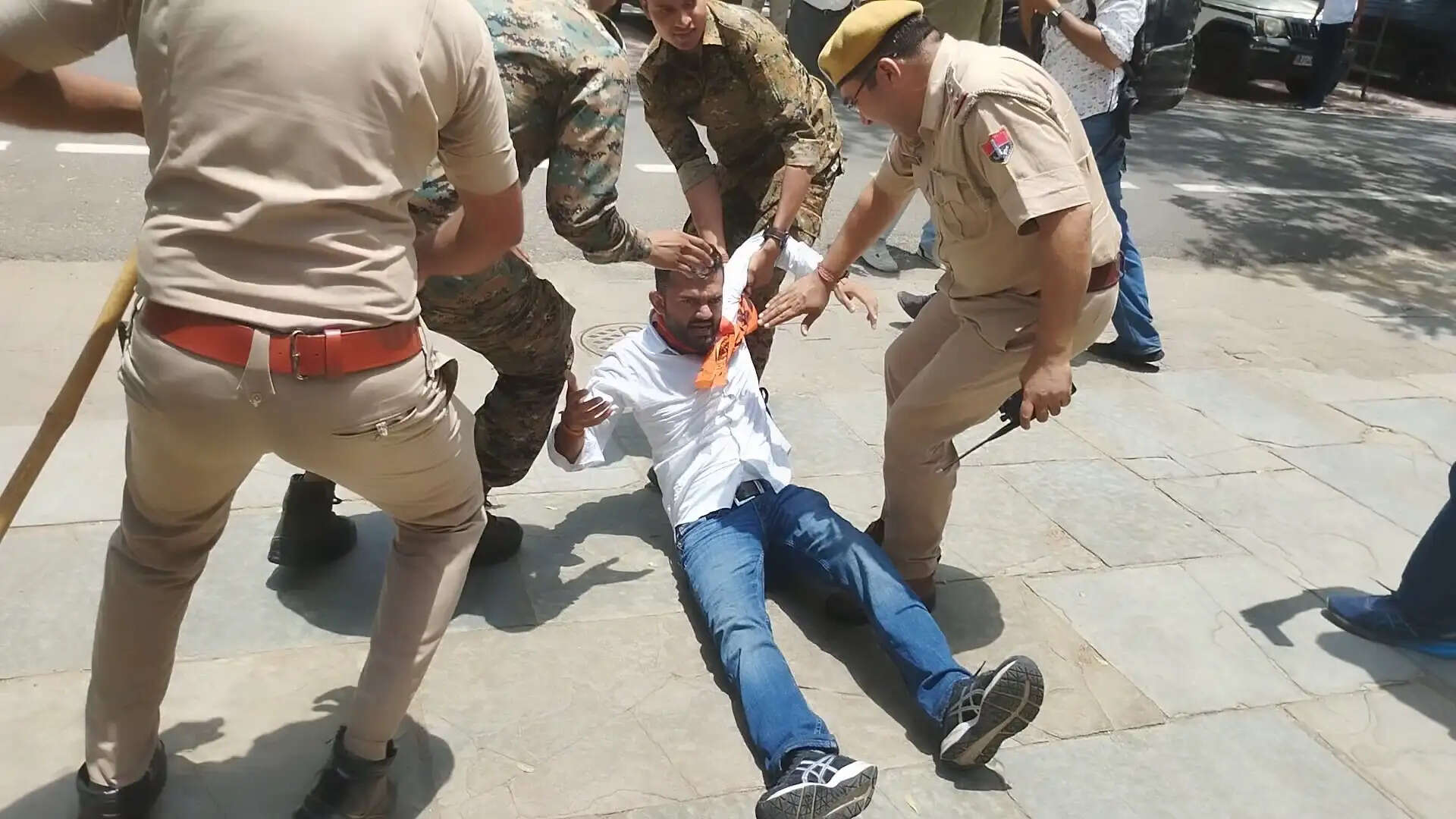 छात्रसंघ चुनाव बहाली की मांग पर राजस्थान यूनिवर्सिटी में एबीवीपी ने किया हंगामा