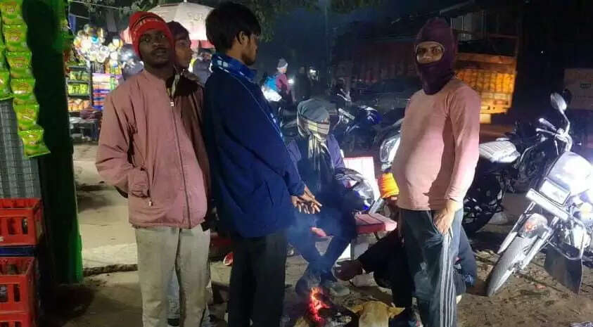 बढ़ती ठंड के मद्देनजर डीसी के निर्देश पर हुई अलाव की व्यवस्था