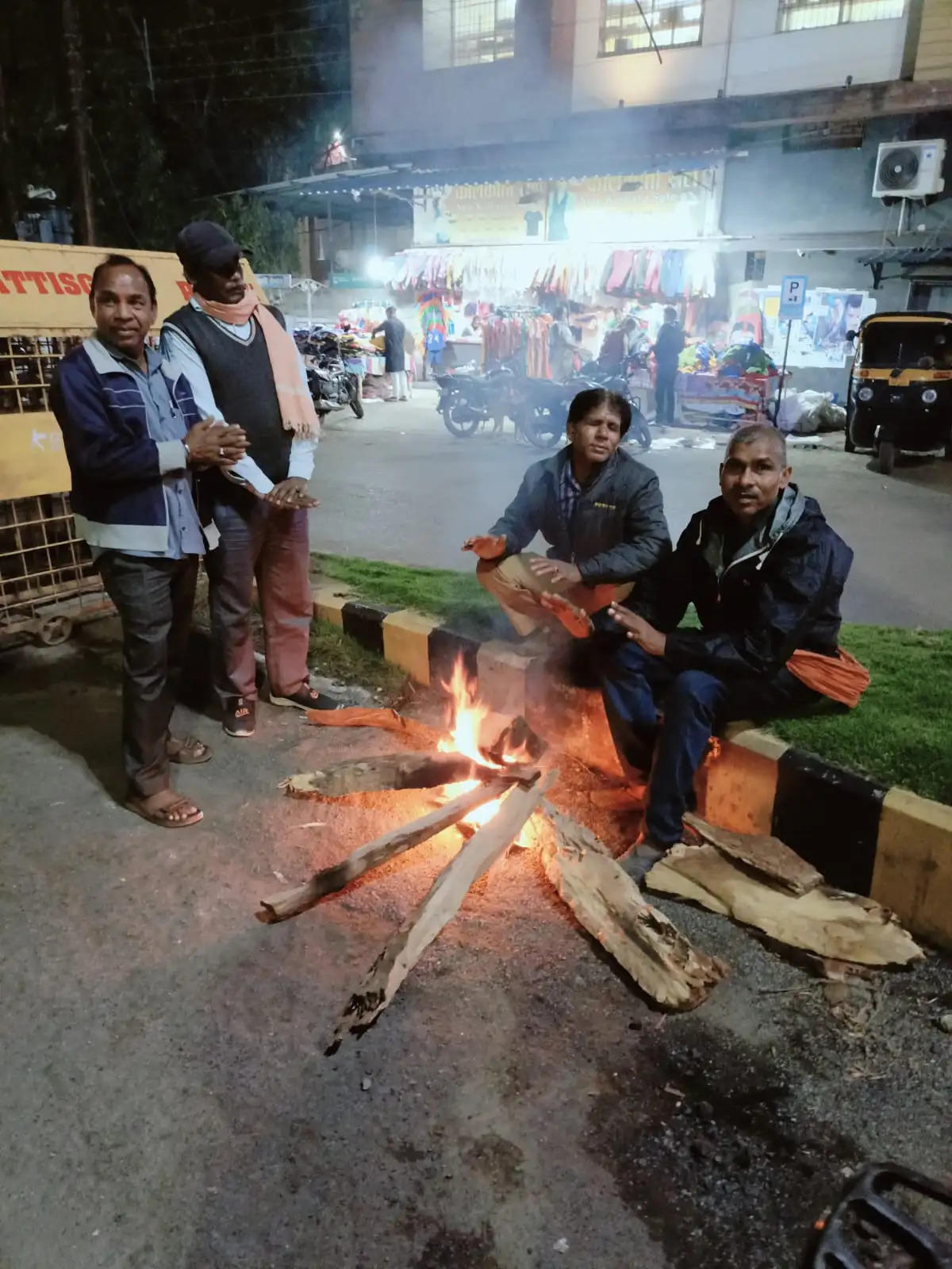 कोरबा: ठिठुरन से बचाने चौक चौराहों पर जलाया गया अलाव