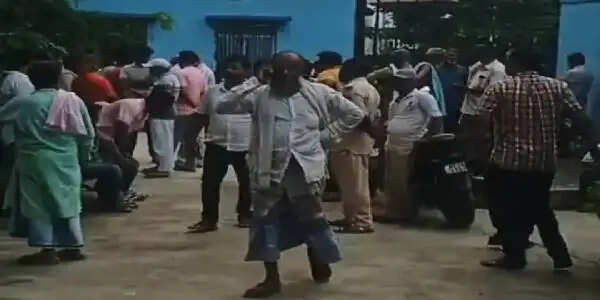करंट लगने से बिजली मिस्त्री की मौत,विभाग पर लापरवाही का आरोप