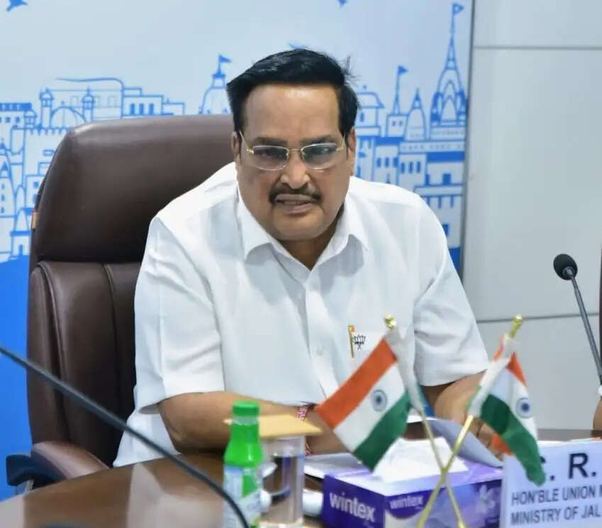 प्रधानमंत्री की अपील पर केंद्रीय मंत्री पाटिल ने पायलट और एस्कॉर्ट गाड़ियों का उपयोग किया बंद