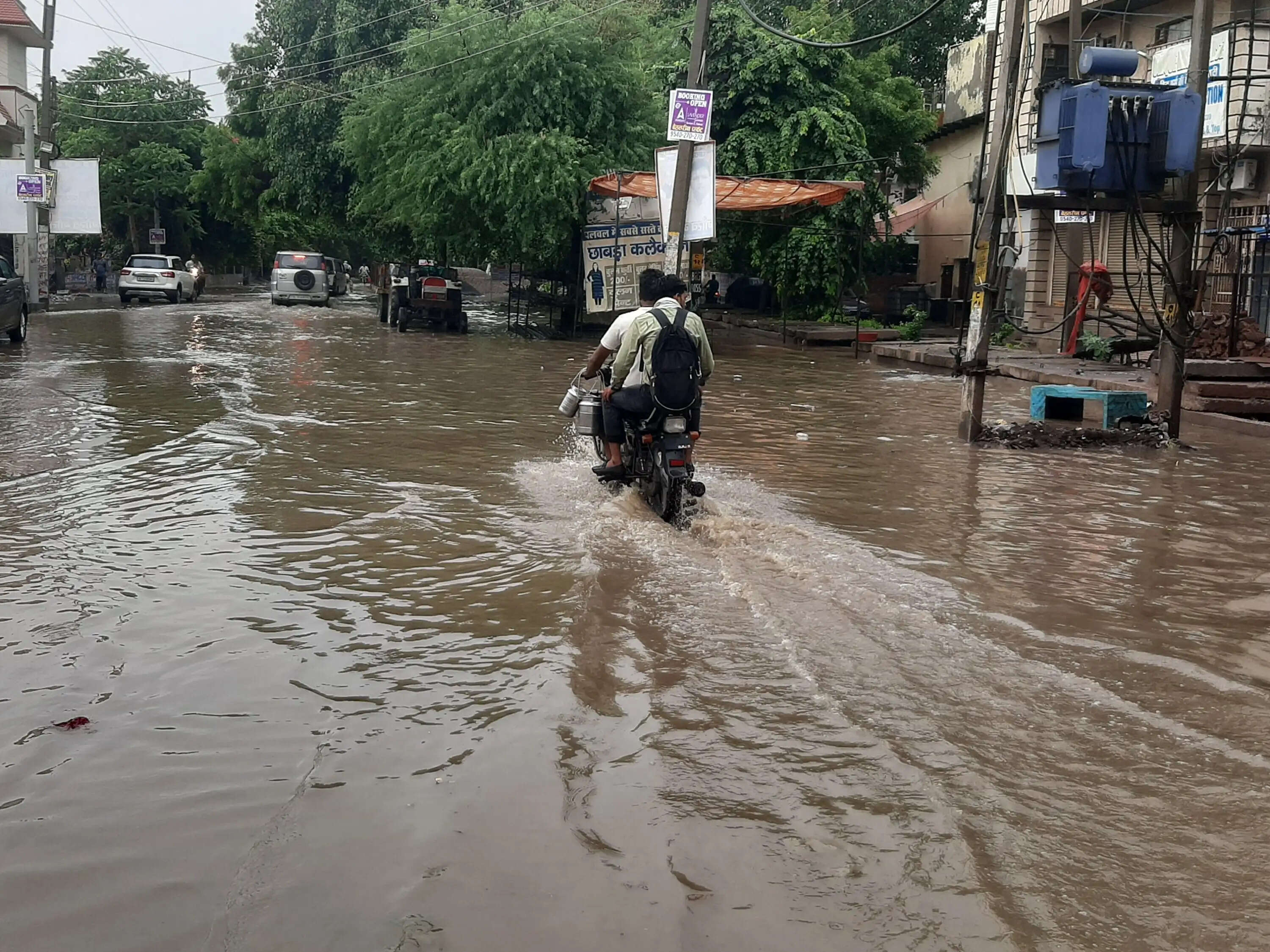 पलवल में कुछ घंटों की बारिश ने खोली जल निकासी व्यवस्था की पोल, जनजीवन अस्त-व्यस्त