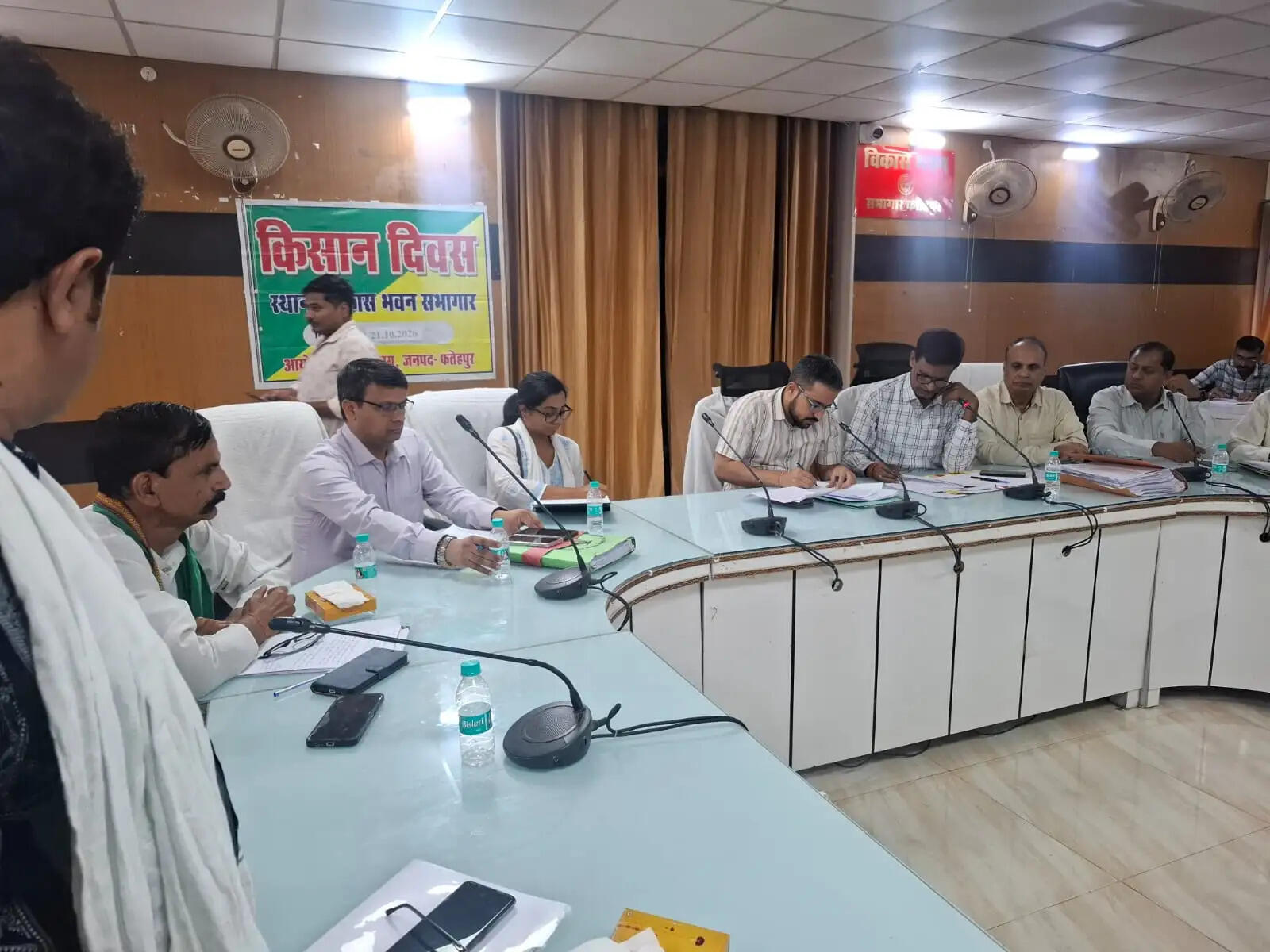 किसान दिवस पर कृषकों की शिकायतों के निस्तारण का सीडीओ ने दिए निर्देश