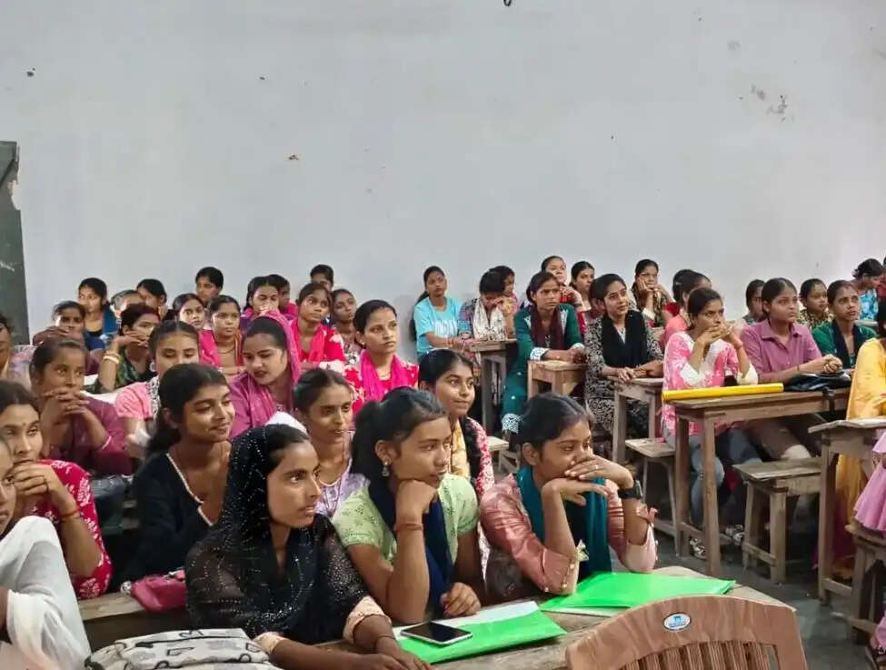 हरि प्रसाद साह कॉलेज में ‘खेलो इंडिया संवाद’, विद्यार्थियों ने खेल सुविधाएं बढ़ाने की उठाई मांग
