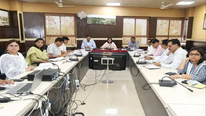 ग्वालियरः कलेक्टर ने की राजस्व प्रकरणों के निराकरण की समीक्षा, अधिकारियों को दिए निर्देश